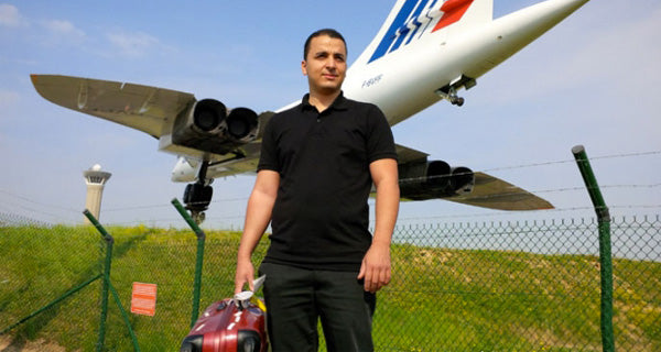 Aéroport de Roissy : SOS Baggage propose aux voyageurs de réparer leurs valises abîmées en soute